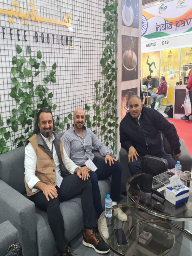 اللواء حسام السيسى مدير مكتب وزير الصناعة ووزير النقل وصالح دشتى مالك بن العميد الكويتى